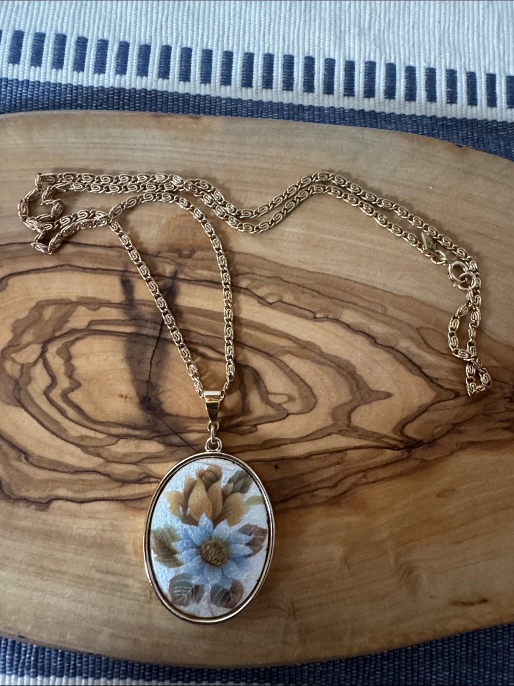 Sarah Coventry Gold Floral Oval Pendant Necklace in Blue and Beige 24”
